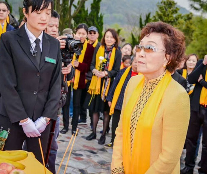 海西蒙古族藏族自治州张治中将军后人张素久女士返乡祭祖